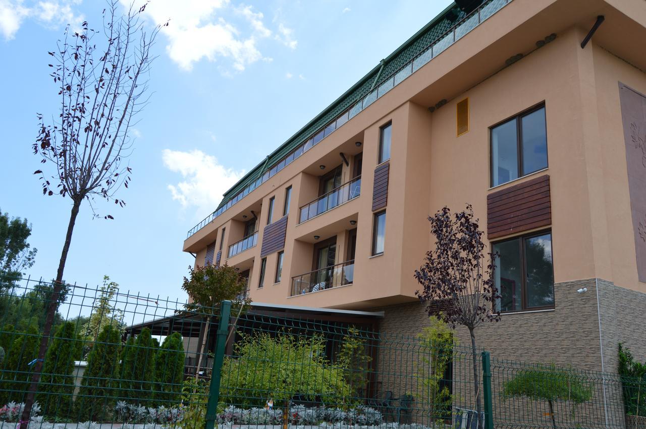 ホテル Camp And Pool クラネヴォ エクステリア 写真
